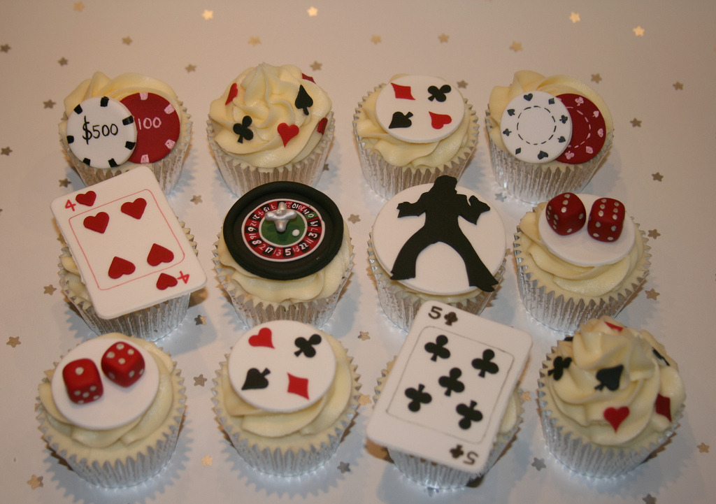 onlycupcakes:  vegas themed cakes by The Clever Little Cupcake Company 