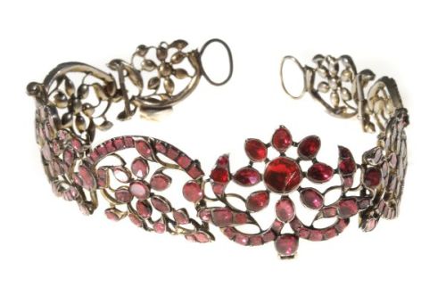auctionguide:A Georgian garnet choker necklace, circa 1750Dreweatts, Fine Jewelry And Watches, Donni