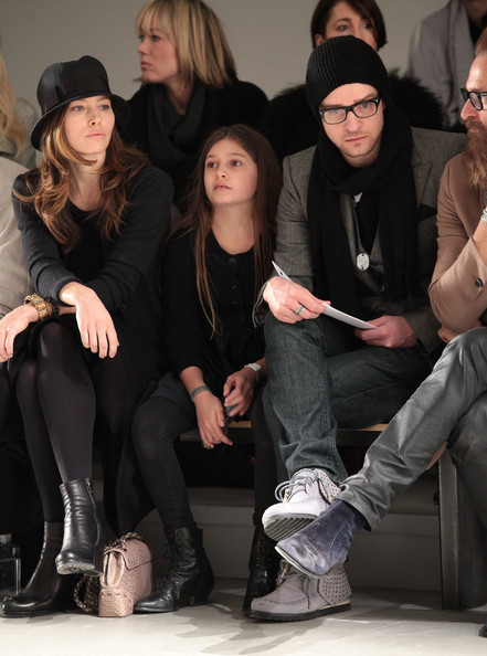 justintimberlakedoingthings:  Justin Timberlake spots a tiny goblin, visible only