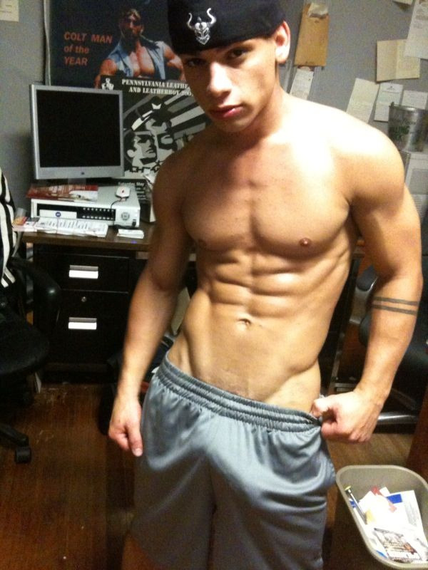 fuckyeahhugepenis:  That bulge 
