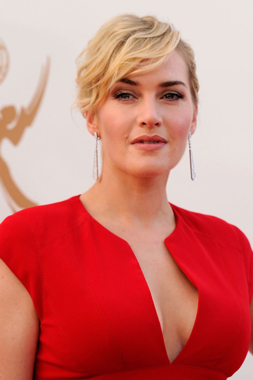 suicideblonde:  Kate Winslet at the Emmys tonight I know, I know, I just… I can’t stop looking at her.  Flawless.  Freakin’ flawless 