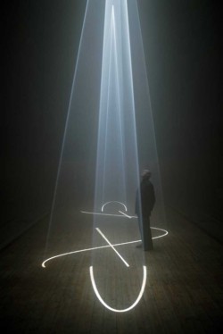 thomforsyth:  “Between You and I” | Anthony McCall Sculptural quality though beams of light 