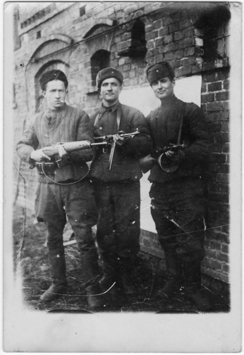 Three Red with a variety of weapons: rifles captured German edged G-43, also a German submachine gun