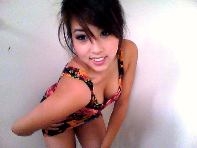 itsskinky:  woulda been my new facebook default but my arm is so awk -__- fuck 