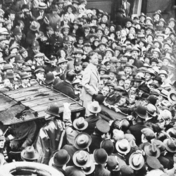ragtimeband:  Charlie Chaplin and a crowd