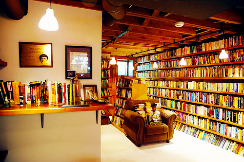 thesaera:  book-of-flights:  dizzytea:   Beautiful Libraries → Neil Gaiman’s Personal Library (The Basement, Neil Gaiman’s Home) Take the 3D tour here.  I basically SCREAMED. Not a word of lie.    ARE YOU FUCKING KIDDING ME NOW   nope not real