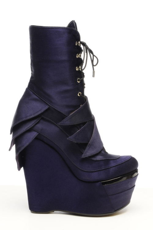 thearrogantalex: jen kao petalled navy boots..