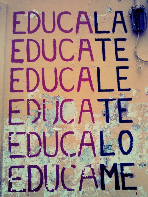 exclamotion:  Así está Chile. Un país donde pedimos educarnos y nos dan vacaciones. Donde el lucro es la base fundamental y no piensan erradicarlo. Donde salen 100.000 a las calles y se considera minoría. 