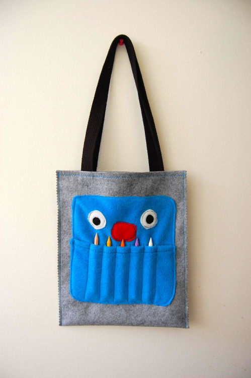 DIY Crazy Monster Art Tote Tutorial. Made out of felt which makes it so easy. Found at Hideous! Drea