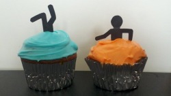 notoriouscupcakes:  portal cupcakes 