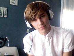 ordinarykid:  decedere:  new headphones messy hair ink stained shirt  liking the hair like that though. 