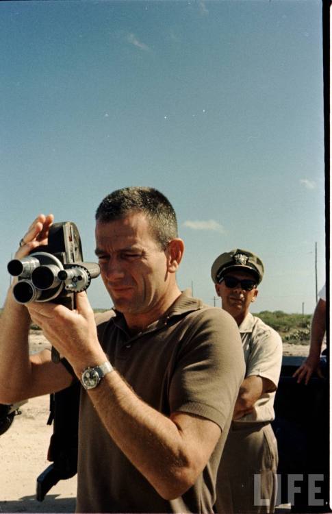 coldlikedeath: lightthiscandle: Deke Slayton gets into a camera war with photographer Ralph Morse, F