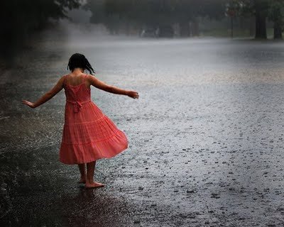 Garota na chuva