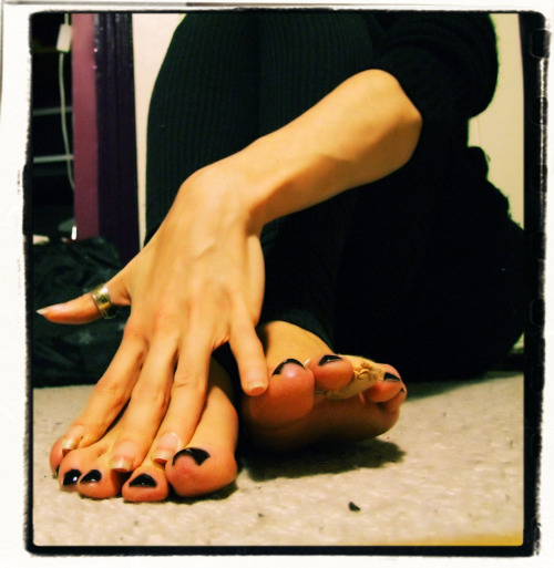 titania-aelita: foot fetish men, (&amp; women) some sensual feet….lick my toes…