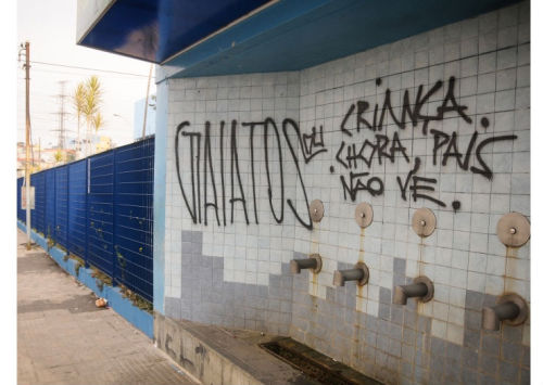 brazilwonders:  Criança chora, pais não vê. 