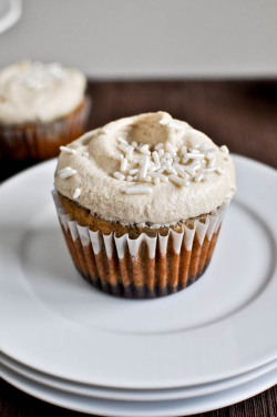oldfilmsflicker:  jumblejo:  alohajoy:   brownie banana bread cupcakes with brown sugar frosting  WHY ARE YOU DOING THIS TO ME?  GET IN ME 