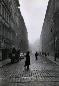 liquidnight:  René Burri Cobbled Street