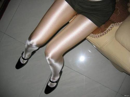 thepantyhoseeffect: Iron legs Mmmm&hellip;. shiny tights, short shorts, and Mary Jane pumps. Loo