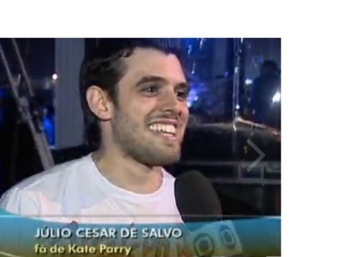 victoriamendonca15:   Oque eu vejo nessa foto: Pessoas Normais: Olha o sortudo do Júlio de Sorocaba.  Eu: Tá escrito Kate Parry ali ?!    AFF a Globo não sabe escreve o nome da Katy??? 