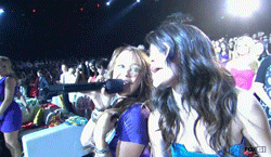 gabrielcezar:    Miley Cyrus and Selena Gomez singing 7 Things at Teen Choice Awards,