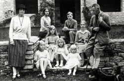 pearlandanchor:  The Mitford family 