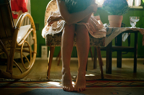 paranoiaadolescente:  Não tem explicação e não tem lógica. Eu vou me sentir sozinha mesmo sabendo que não estou. Me isolo porque sinto necessidade. A vontade surge e eu choro sem motivo algum mesmo. Não dá pra controlar não. Bate a tristeza assim