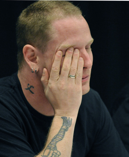  Vê esse homem? Então, ele se chama Corey Todd Taylor, vocalista da famosa banda