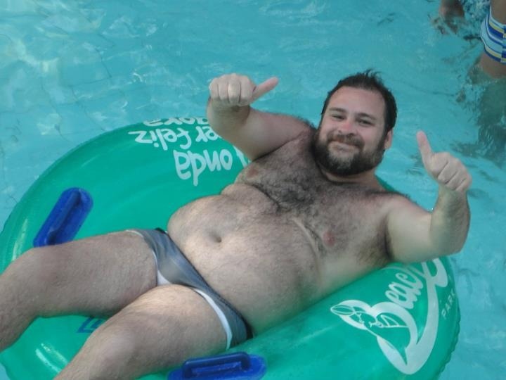 cubbytown:  Who’s stuck in an inflatable tube and has two thumbs? I KNOW THIS GUY