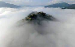 ascene5:  ＜竹田城跡＞「天空の城」雲海に浮かび上がる　兵庫・朝来市 - Yahoo!ニュース 