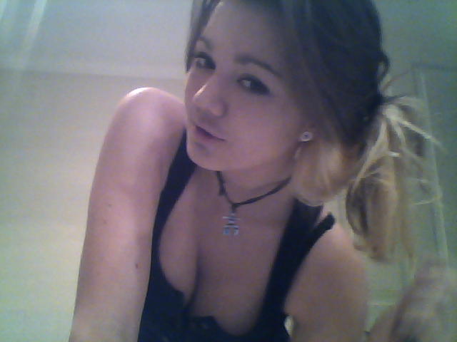 br0kenlies:  meow  my bestfriendjealous?