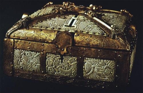 fuckyeahvikingsandcelts: Viking chest, ca 1000 AD