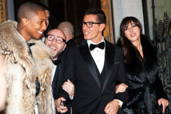 awesomepeoplehangingouttogether:  Pharrell Williams, Domenico Dolce, Stefano Gabbana and Monica Bellucci  Monica mmmmmmmmmm