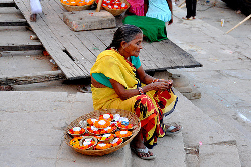 souls-of-my-shoes:  offering saleswoman- Godoliya, Varanasi, India (by Shreyans Bhansali)