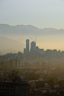 xuxalawea:  Santiago al oriente by Luis Iturra on Flickr. 