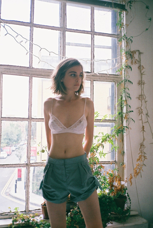 rhetoricc:  scorpist:  terrrifyme:  pastel-b0nes:  wasteddaisies:  SOFT GRUNGE MODEL BLOG http://wasteddaisies.tumblr.com/  ♥ Models here ♥  warm vintage and indie + yknow a cool person to follow  sh  ♕♕ Vintage, Rosy, Indie ♕♕