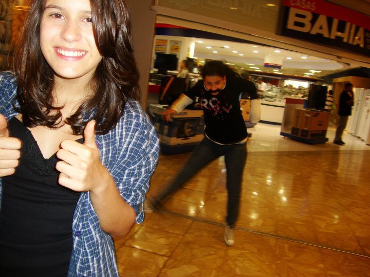 maravilhanaervilha:  O que você vê nessa foto? (  ) Uma menina sorrindo normal