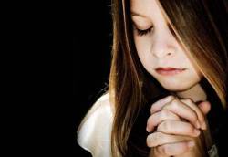  Menina de sete anos rezando, após separação