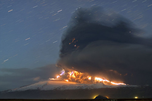 Porn photo decimalsanddollars:  Thunderstorm in a volcano