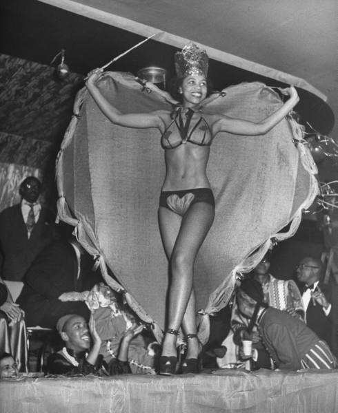 legrandcirque:Ruth King won the prize for the most beautiful costume during the Urban League Ball at