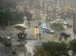 twinleaves: ちょっと雨宿り。 (via A typical rainy day in Chicago | The Meta Picture)   Lol