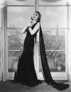 omgthatdress:  Claudette Colbert 