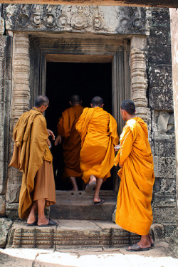 souls-of-my-shoes:  Cambodian monks (by Marinacska)