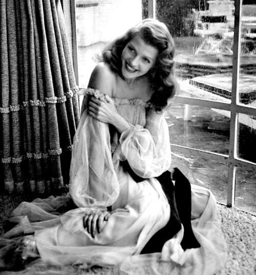 devenirgris:crystalline—greenlatinamericanaRita Hayworth while shooting Gilda.