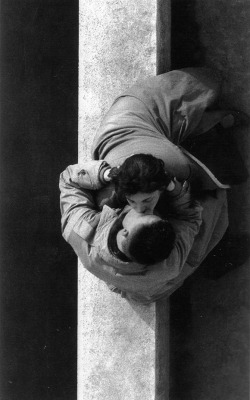 luzfosca:  Frank Horvat Les amoureux du Quai du Louvre, Paris, 1955 