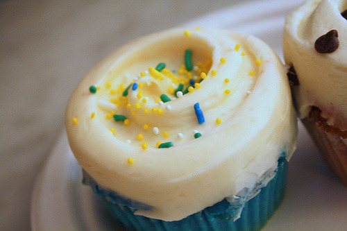 livelaugh-eat:Blue Velvet Cupcake!! (by jwannie)