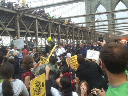 wespeakfortheearth: cwnl: BREAKING: #occupywallstreet mass protest on the Brooklyn Bridge. Mass arre
