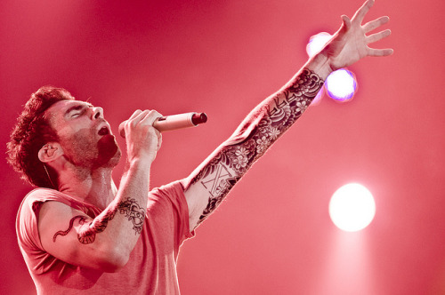  Não me importo de ficar todo dia, na sua esquina debaixo de chuva. Procure a garota do sorriso partido… E ela será amada… Toque na minha janela bata na minha porta, eu quero fazer você se sentir linda. (Maroon 5 - She Will Be Loved ) 