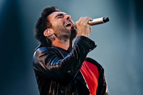  Não me importo de ficar todo dia, na sua esquina debaixo de chuva. Procure a garota do sorriso partido… E ela será amada… Toque na minha janela bata na minha porta, eu quero fazer você se sentir linda. (Maroon 5 - She Will Be Loved ) 