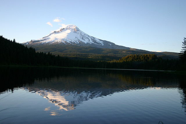 bankcee:  Trillium Lake to Hood by hcscmarshmallow on Flickr. 