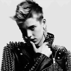 oh how i love her- my favorite model, Agyness Deyn. 